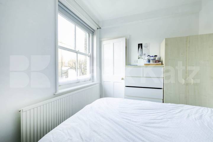 			2 Bedroom, 1 bath, 1 reception 			 Stanlake Road,  Swindon House  W12