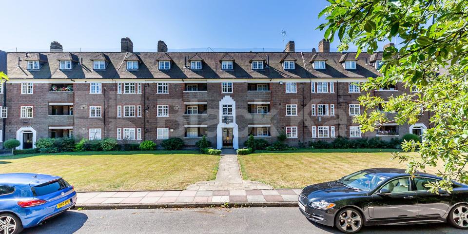 			3 Bedroom, 1 bath, 1 reception Flat			 Lyttelton Road, EAST FINCHLEY
