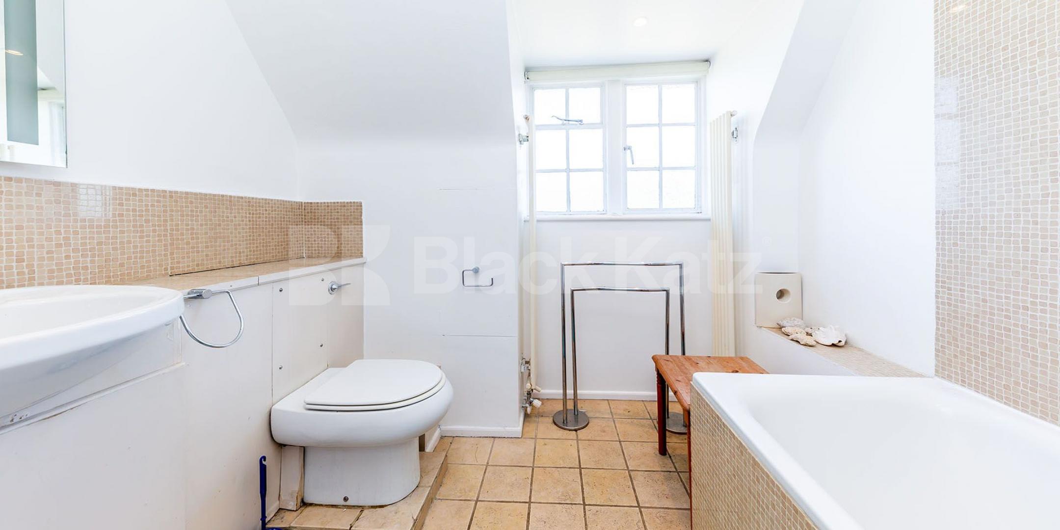 			3 Bedroom, 1 bath, 1 reception Flat			 Lyttelton Road, EAST FINCHLEY