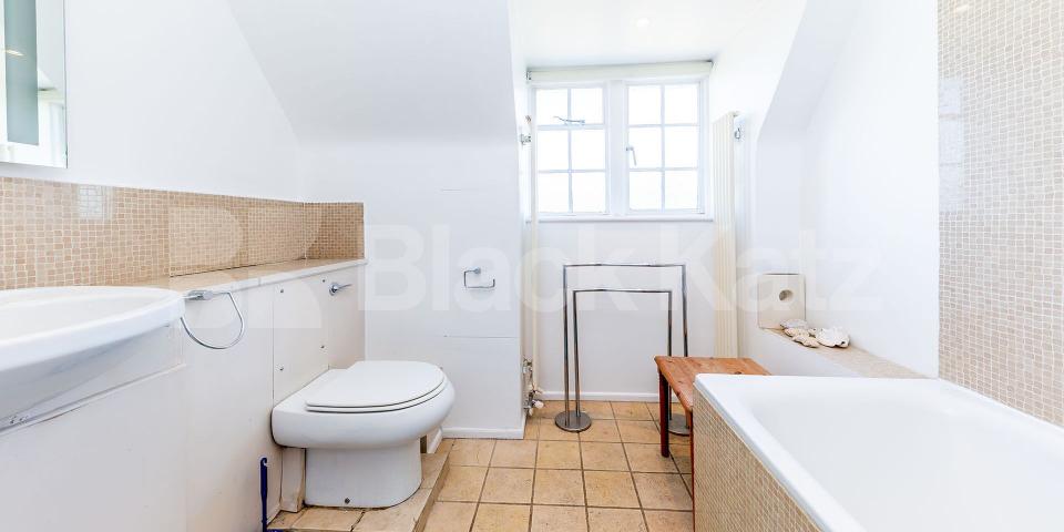 			3 Bedroom, 1 bath, 1 reception Flat			 Lyttelton Road, EAST FINCHLEY