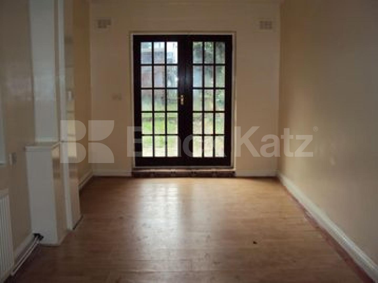 			Available now, MUST SEE!!!, 4 Bedroom, 1 bath, 1 reception House			 Chippendale Street, Hackney/Dalston