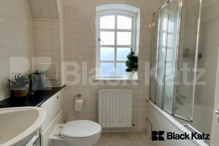 Bright and airy penthouse apartment near London Bridge Station Lion Court, Shand Street, London Bridge