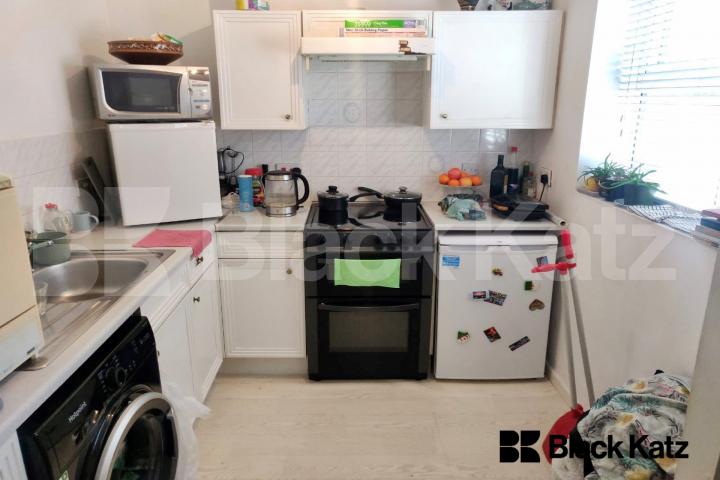 Bright & airy with neutral decor throughout & designated parking space Gaugin Court.Stubbs Drive, Bermondsey