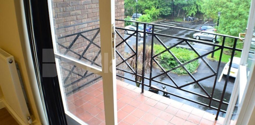 			LET , 2 Bedroom, 1 bath, 1 reception Apartment			 Brompton Park Crescent, Fulham Broadway