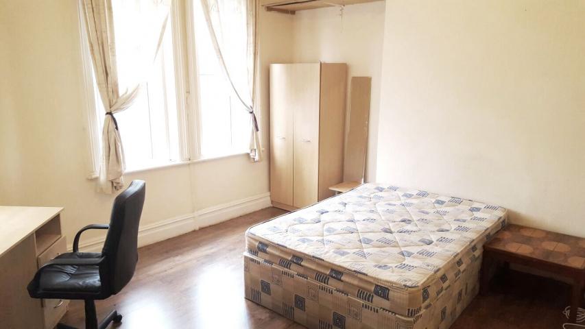 			UNDER OFFER , Studio Apartment, 1 bath, 1 reception Studio			 Goldhawk Road, Shepherds Bush