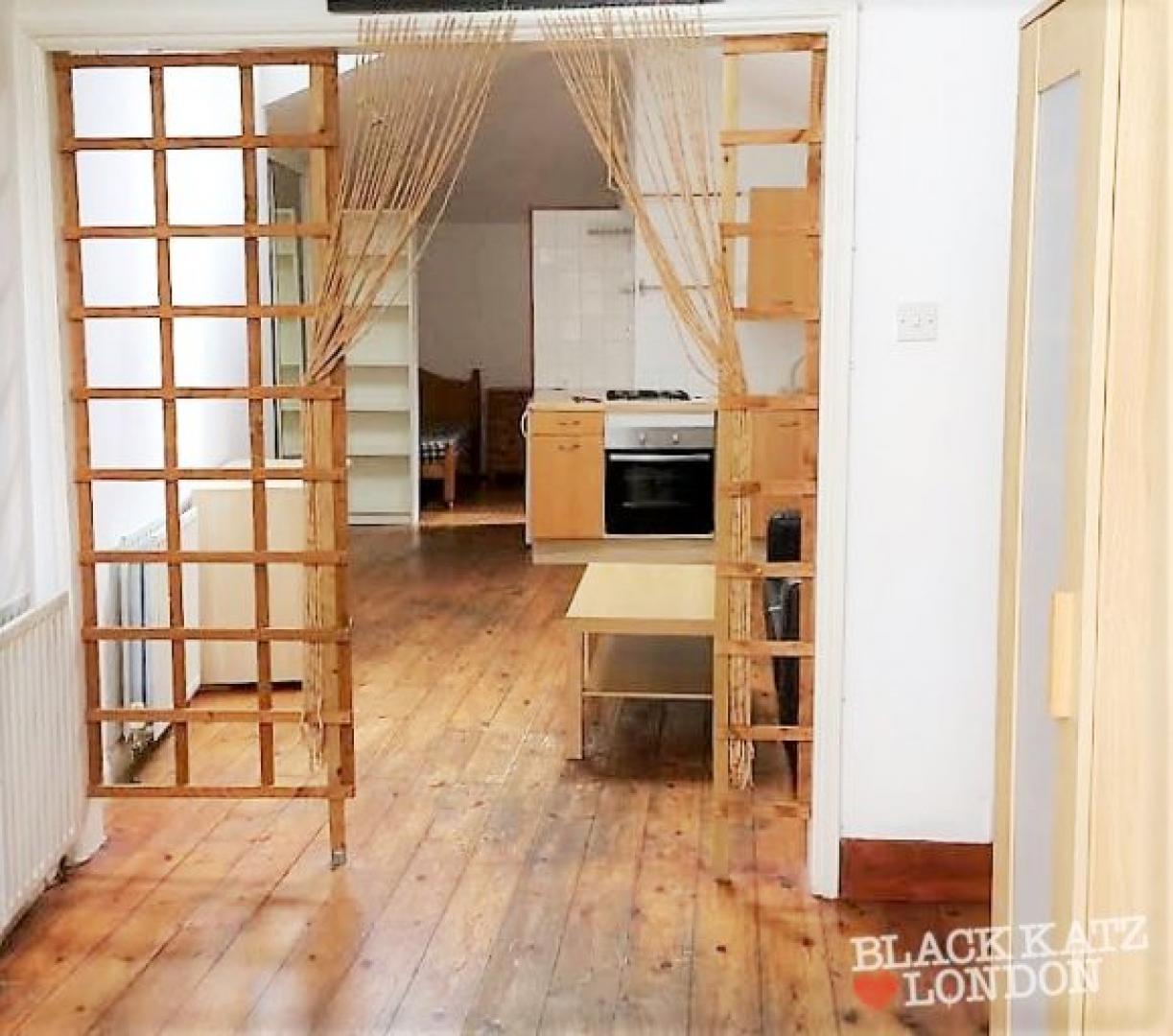 			UNDER OFFER , Studio Apartment, 1 bath, 1 reception Studio			 Glenroy Street, North Kensington