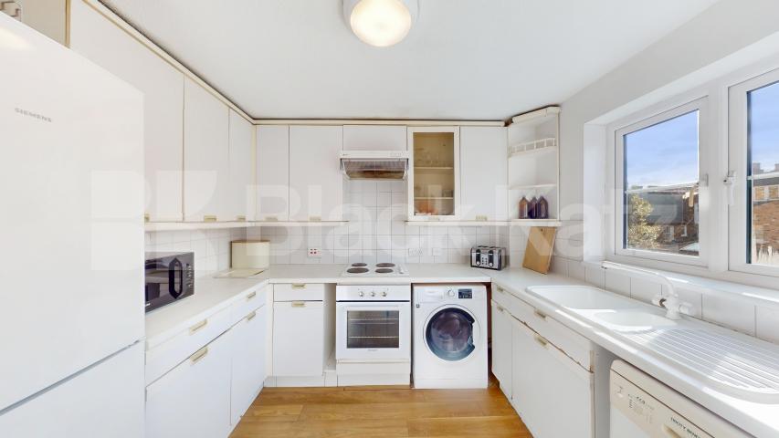 Good size one bed with a modern kitchen and tiled bathroom mins to tube Cornwallis Square, Archway