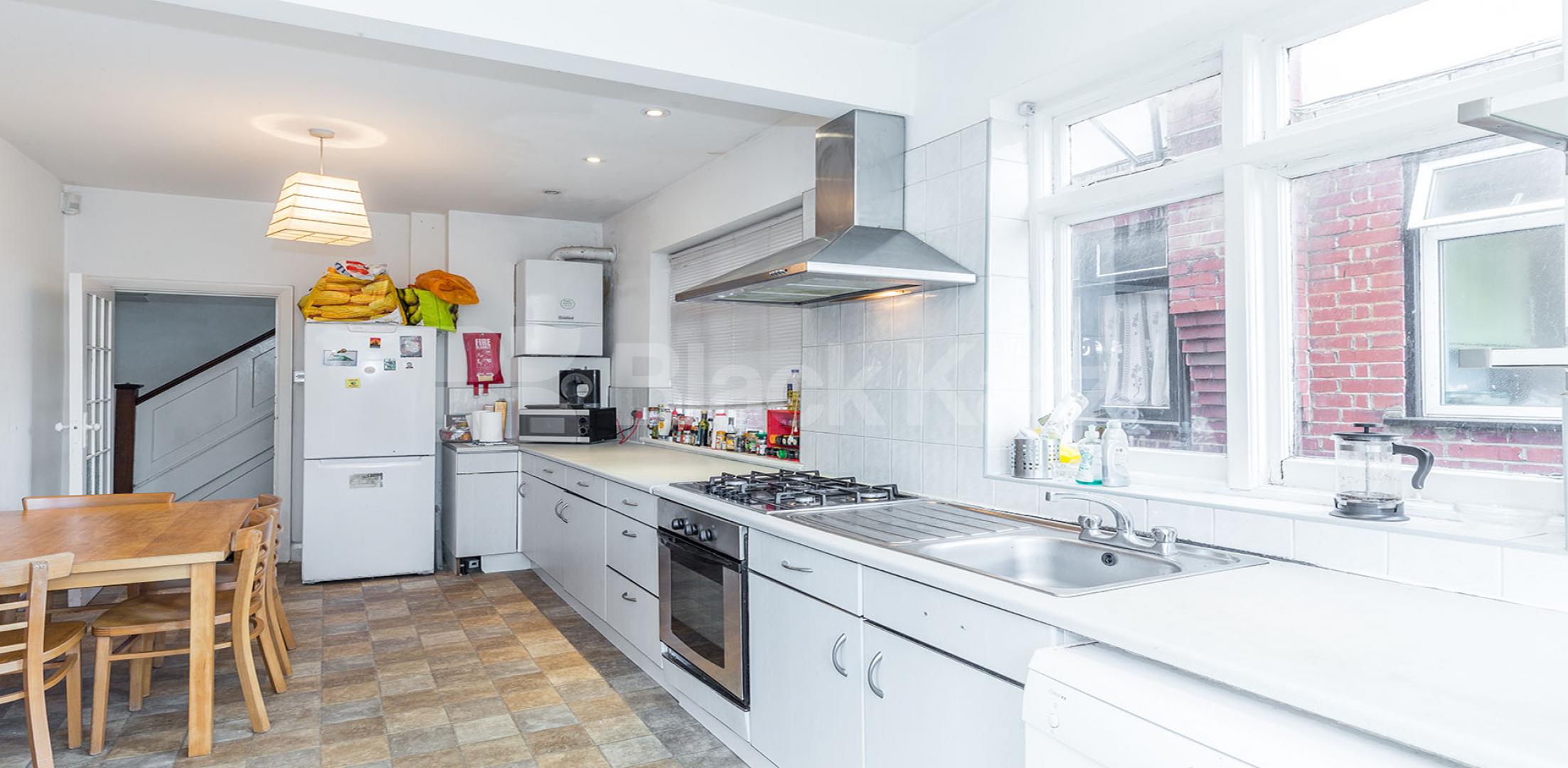 			APS School Catchment!, 5 Bedroom, 1 bath, 1 reception House			 Durnsford Road, Muswell Hill