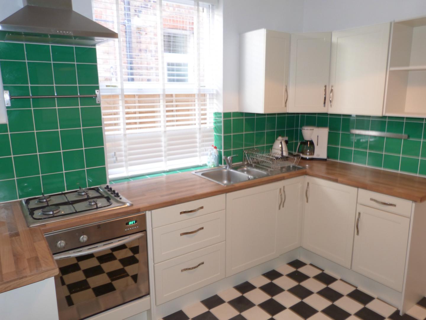 			NEW INSTRUCTION (Private Garden), 1 Bedroom, 1 bath, 1 reception Flat			 Squires Lane, FINCHLEY CENTRAL
