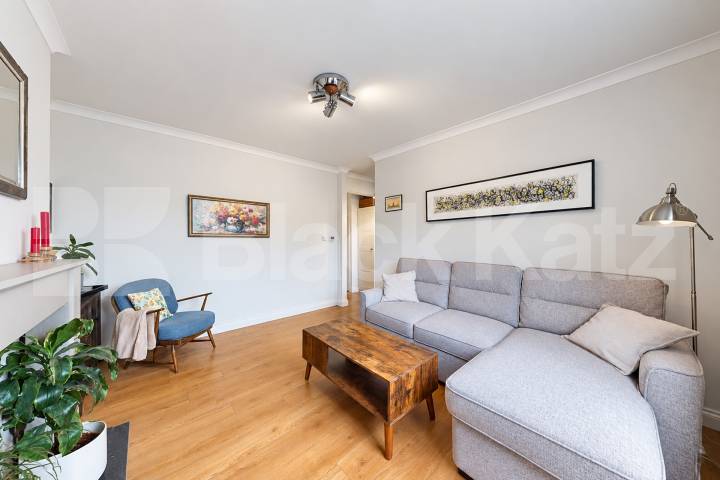 Flooded with natural light & boasting size, quality & location  Grafton Square, Clapham 