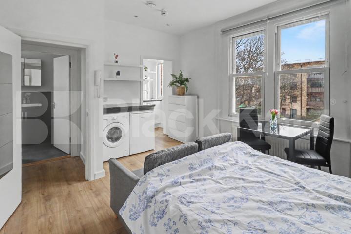 Spacious studio within walking distance to Camden Camden Road , Camden Borders 