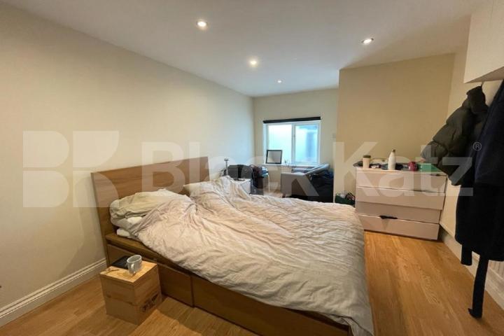 Flooded with natural light with 1050 Sq.,Ft of living & entertaining space Walworth Road, Elephant and Castle