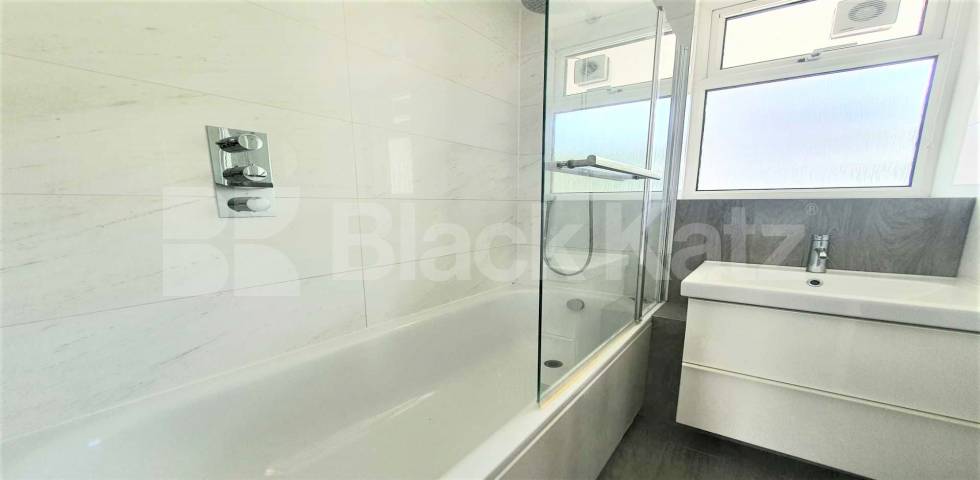 			3 Bedroom, 2 bath, 1 reception Flat			 Maitland Park Road, CHALK FARM NW3