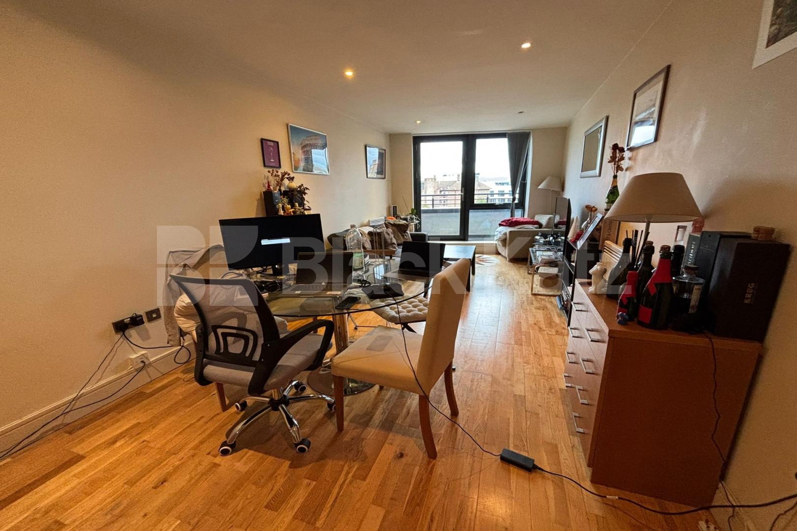 Larger than average superbly located stylish apartment Southwark Bridge Road, Borough