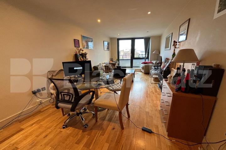 Larger than average superbly located stylish apartment Southwark Bridge Road, Borough