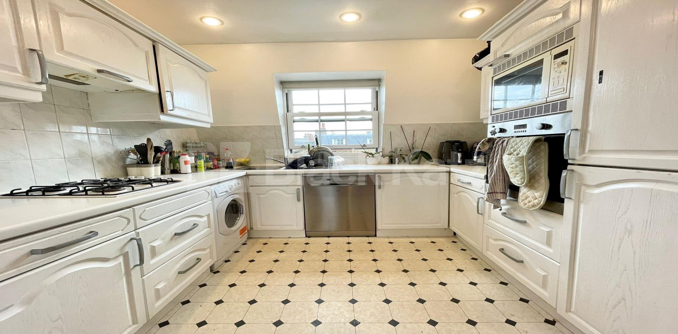 Bright and Airy three bedroomed apartment in Central London  Alderney Street, Pimlico