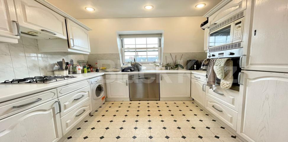 Bright and Airy three bedroomed apartment in Central London  Alderney Street, Pimlico