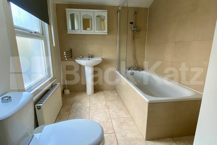 Flooded with natural light & offering 979 Sq Ft. of living & entertaining space Brading Road, Brixton