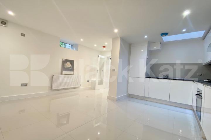 Recently refurbished maisonette with two bathrooms & patio area Hugh Street , Pimlico