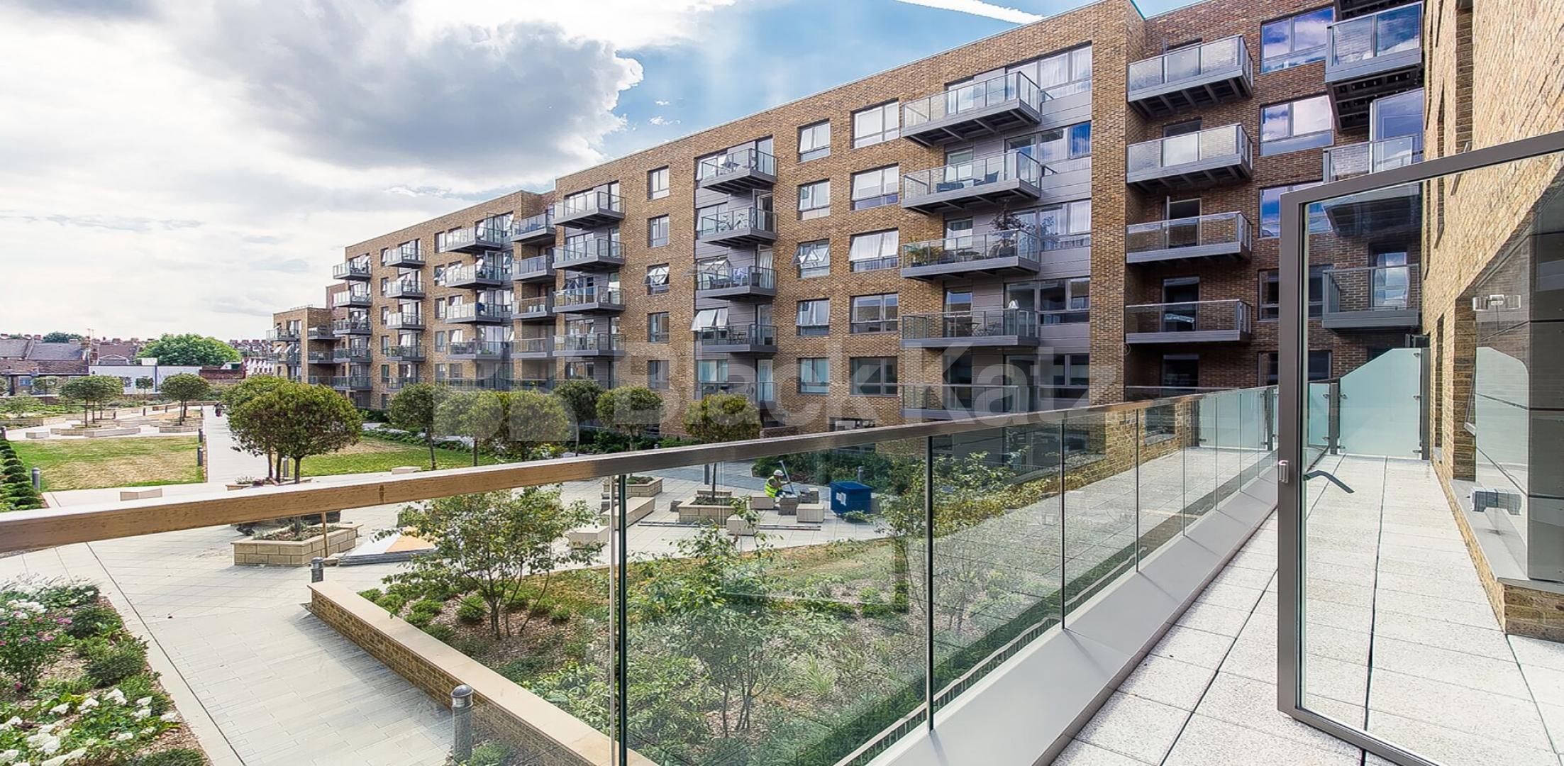 			New Instruction! Private balcony! , 2 Bedroom, 1 bath, 1 reception Apartment			 Smithfield Square , Crouch End / Hornsey