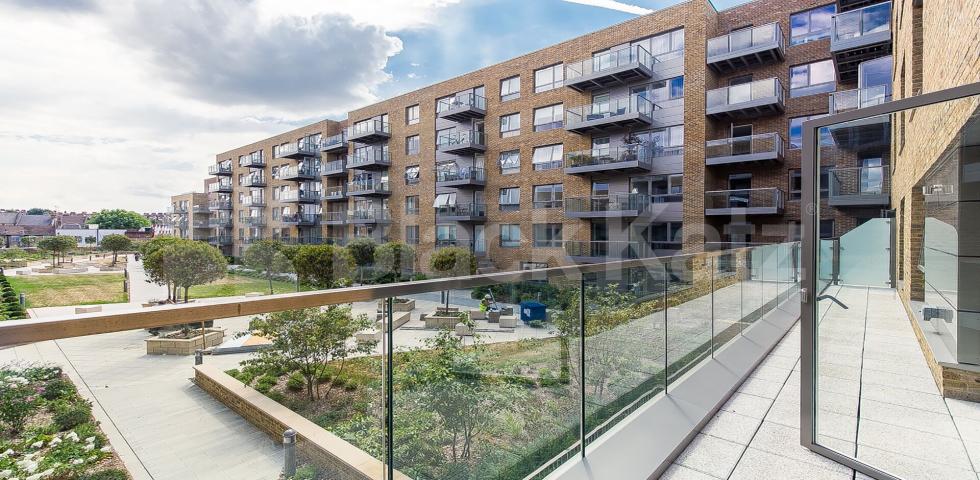			New Instruction! Private balcony! , 2 Bedroom, 1 bath, 1 reception Apartment			 Smithfield Square , Crouch End / Hornsey