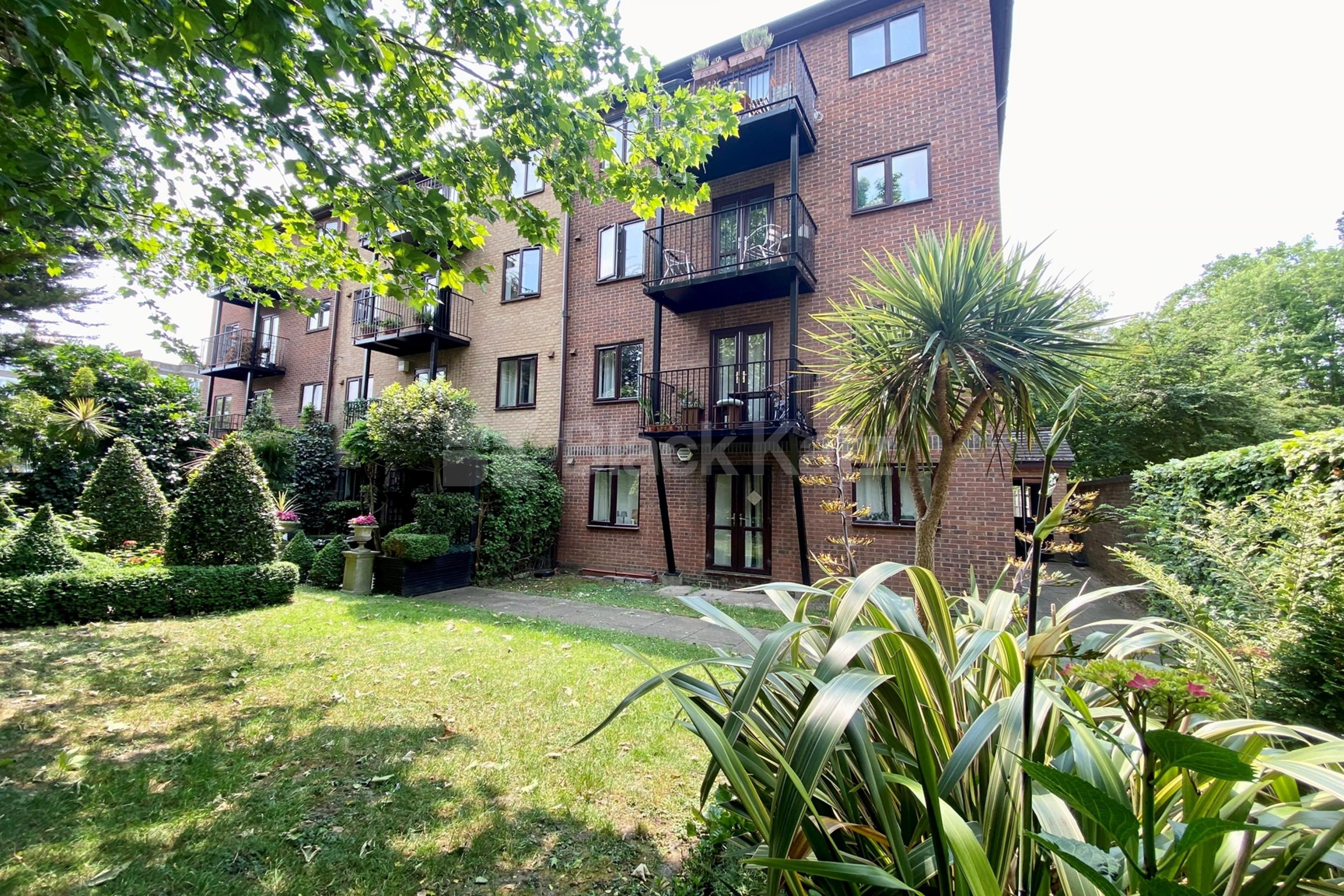 Top floor private development with charming balcony, communal gardens & parking Towergate , Pages Walk  SE1