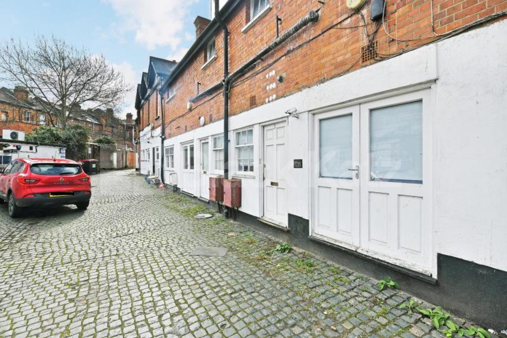 Serene 3 Bedroom Flat in Park Mews N8