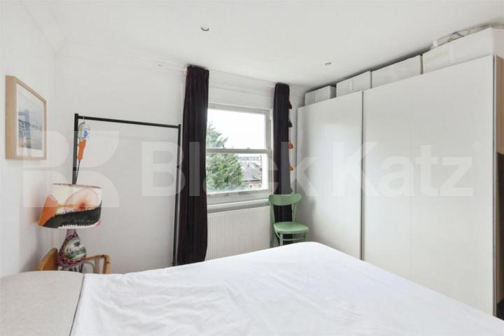 Modern one bed set on the 2nd floor of a period house mins to Camden Agar Grove, Camden