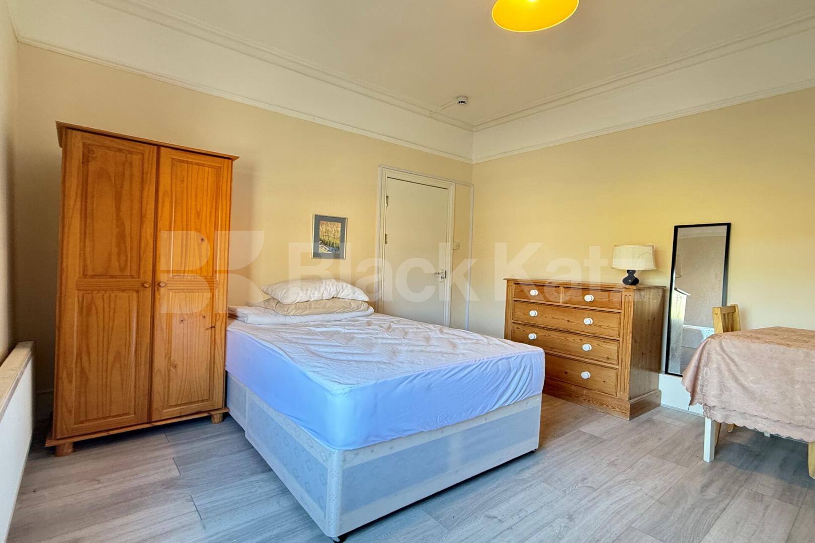 Double bedsit Located close to Hornsey Station and to Crouch End Broadway Church Lane , Crouch End