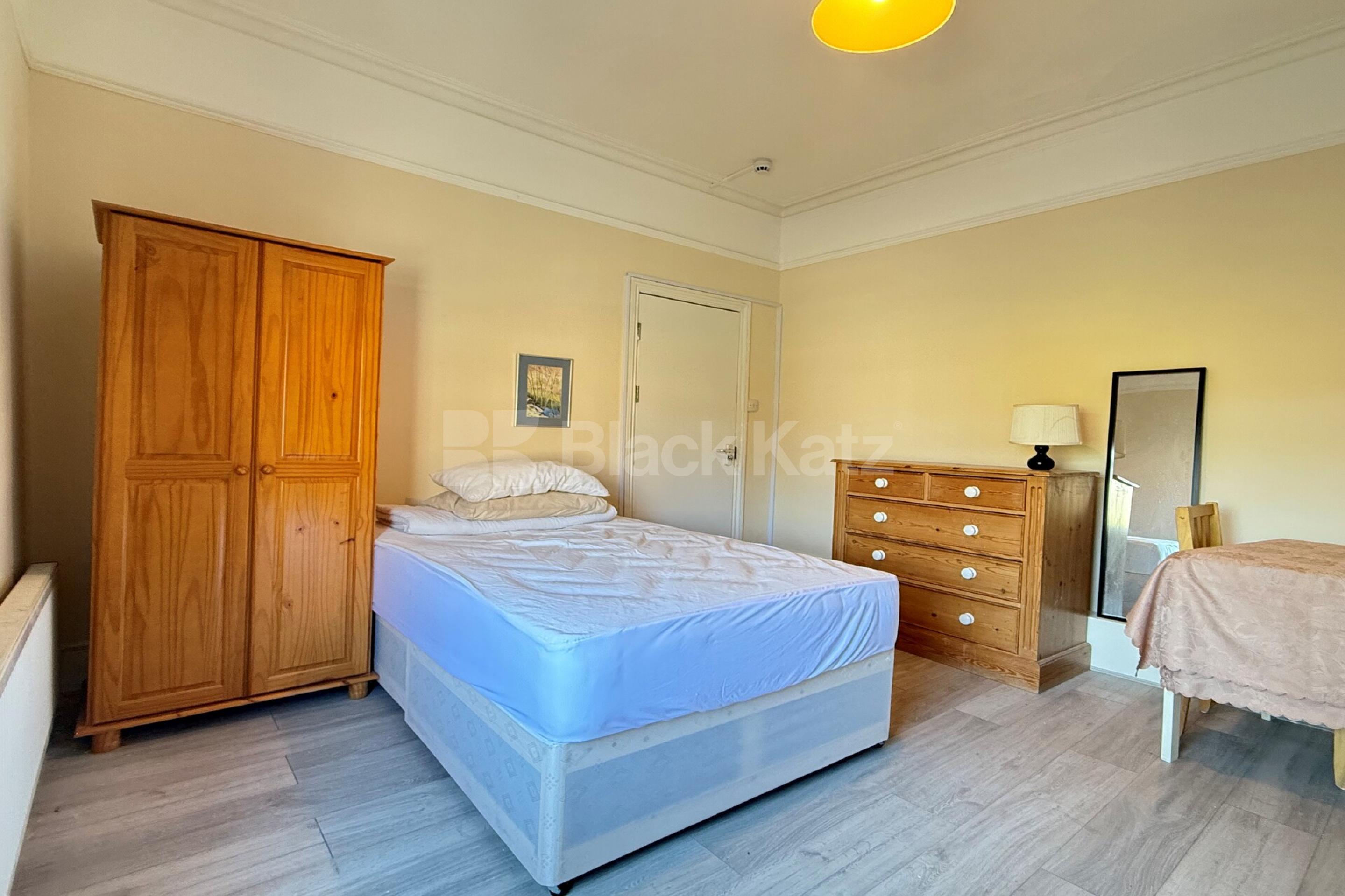 Double bedsit Located close to Hornsey Station and to Crouch End Broadway Church Lane , Crouch End N8