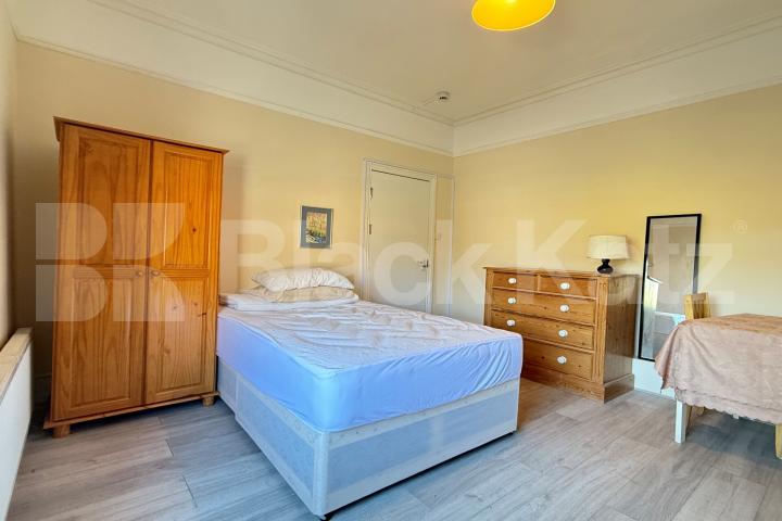 Double bedsit Located close to Hornsey Station and to Crouch End Broadway Church Lane , Crouch End