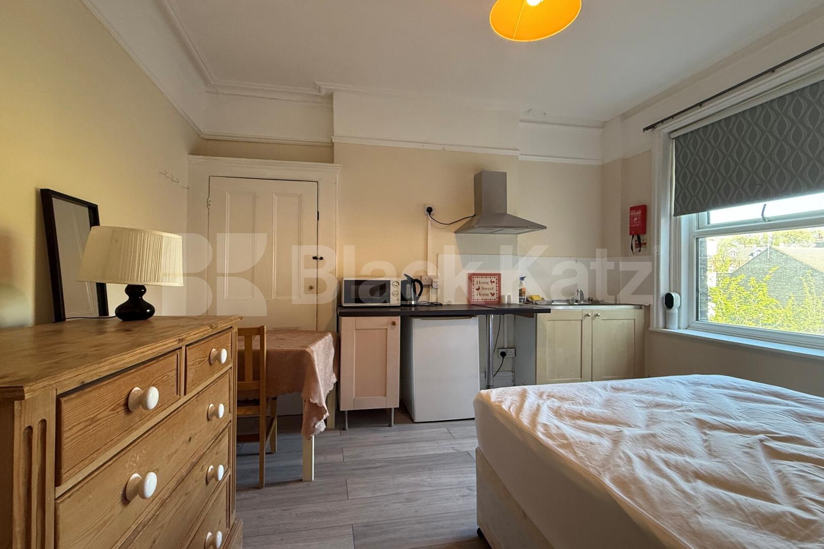 Double bedsit Located close to Hornsey Station and to Crouch End Broadway Church Lane , Crouch End
