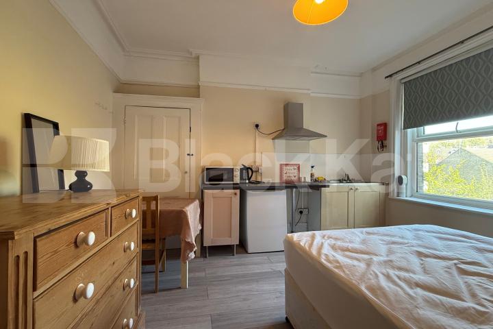 Double bedsit Located close to Hornsey Station and to Crouch End Broadway Church Lane , Crouch End
