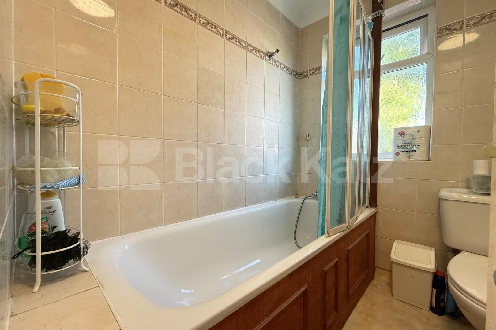 Double bedsit Located close to Hornsey Station and to Crouch End Broadway Church Lane , Crouch End