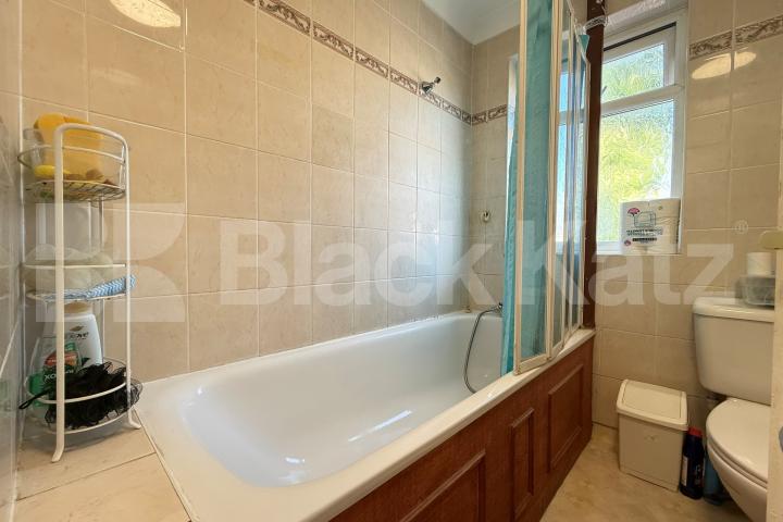 Double bedsit Located close to Hornsey Station and to Crouch End Broadway Church Lane , Crouch End