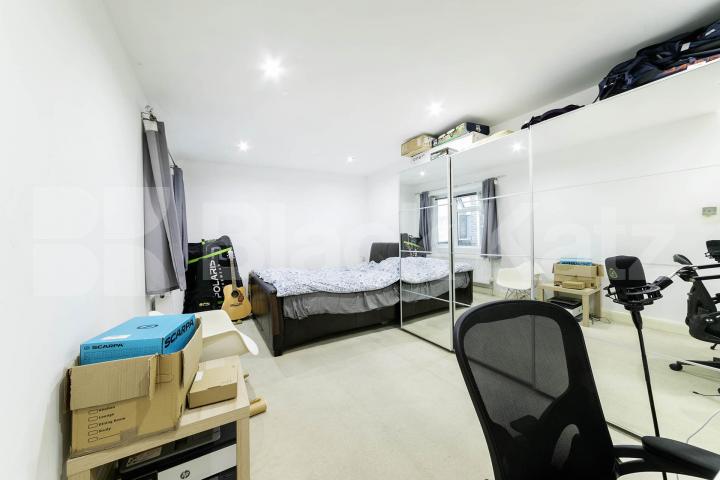Situated on Kilburn High Road, this well-presented two-bedroom apartment offers spacious and modern living with excellent access to West Hampstead and the surrounding area.The property is offered furnished and features a large open-plan reception roo Kilburn High Road, London, NW6,  London