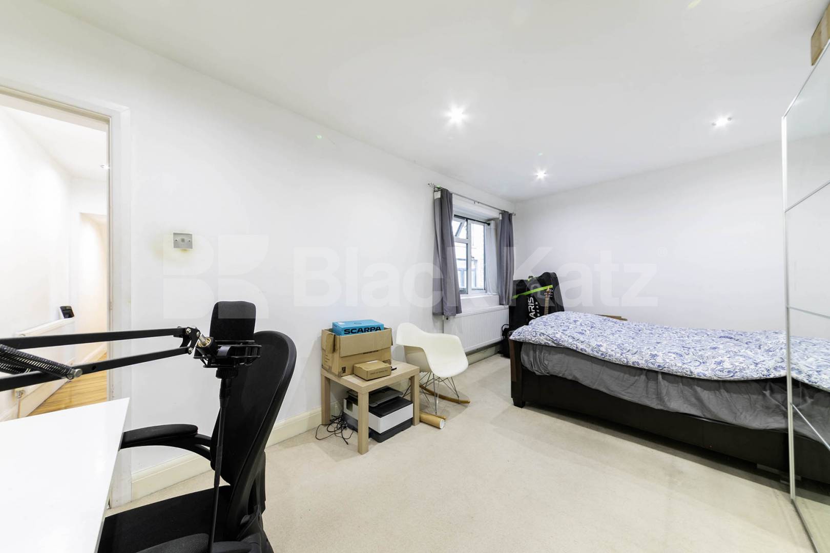Situated on Kilburn High Road, this well-presented two-bedroom apartment offers spacious and modern living with excellent access to West Hampstead and the surrounding area.The property is offered furnished and features a large open-plan reception roo Kilburn High Road, London, NW6,  London