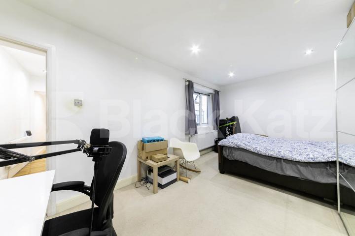 Situated on Kilburn High Road, this well-presented two-bedroom apartment offers spacious and modern living with excellent access to West Hampstead and the surrounding area.The property is offered furnished and features a large open-plan reception roo Kilburn High Road, London, NW6,  London