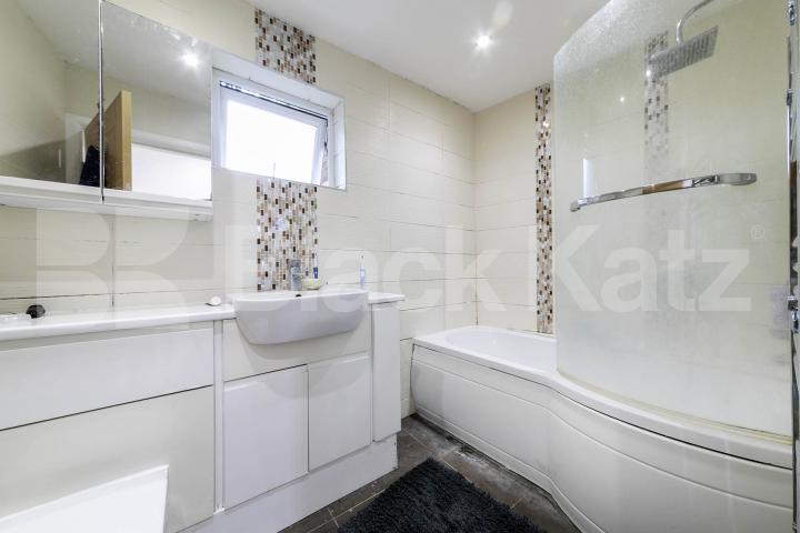 Situated on Kilburn High Road, this well-presented two-bedroom apartment offers spacious and modern living with excellent access to West Hampstead and the surrounding area.The property is offered furnished and features a large open-plan reception roo Kilburn High Road, London, NW6,  London