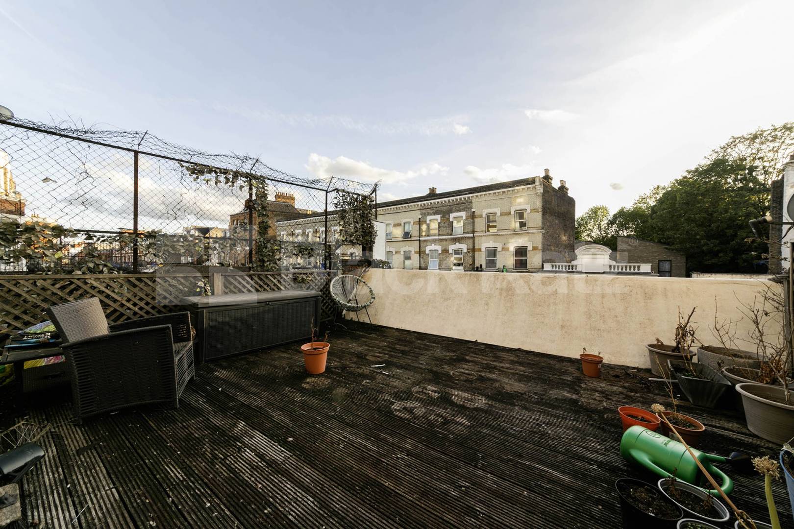 Situated on Kilburn High Road, this well-presented two-bedroom apartment offers spacious and modern living with excellent access to West Hampstead and the surrounding area.The property is offered furnished and features a large open-plan reception roo Kilburn High Road, London, NW6,  London