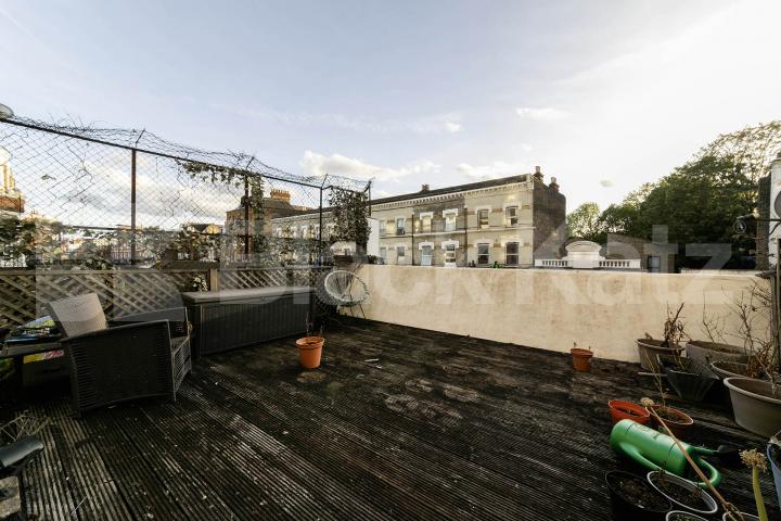 Situated on Kilburn High Road, this well-presented two-bedroom apartment offers spacious and modern living with excellent access to West Hampstead and the surrounding area.The property is offered furnished and features a large open-plan reception roo Kilburn High Road, London, NW6,  London