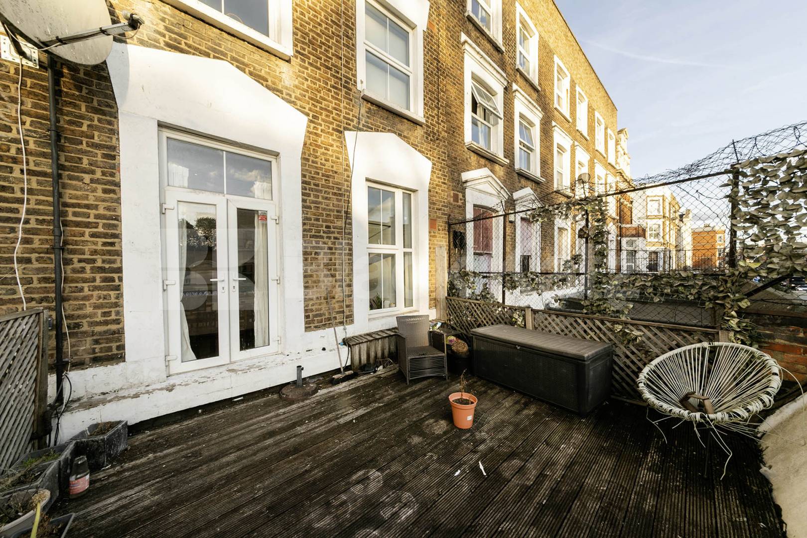 Situated on Kilburn High Road, this well-presented two-bedroom apartment offers spacious and modern living with excellent access to West Hampstead and the surrounding area.The property is offered furnished and features a large open-plan reception roo Kilburn High Road, London, NW6,  London