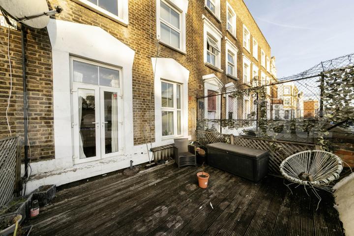 Situated on Kilburn High Road, this well-presented two-bedroom apartment offers spacious and modern living with excellent access to West Hampstead and the surrounding area.The property is offered furnished and features a large open-plan reception roo Kilburn High Road, London, NW6,  London
