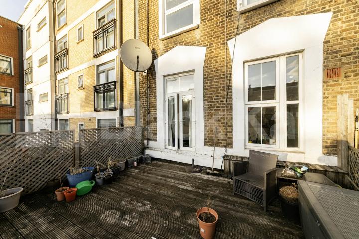 Situated on Kilburn High Road, this well-presented two-bedroom apartment offers spacious and modern living with excellent access to West Hampstead and the surrounding area.The property is offered furnished and features a large open-plan reception roo Kilburn High Road, London, NW6,  London