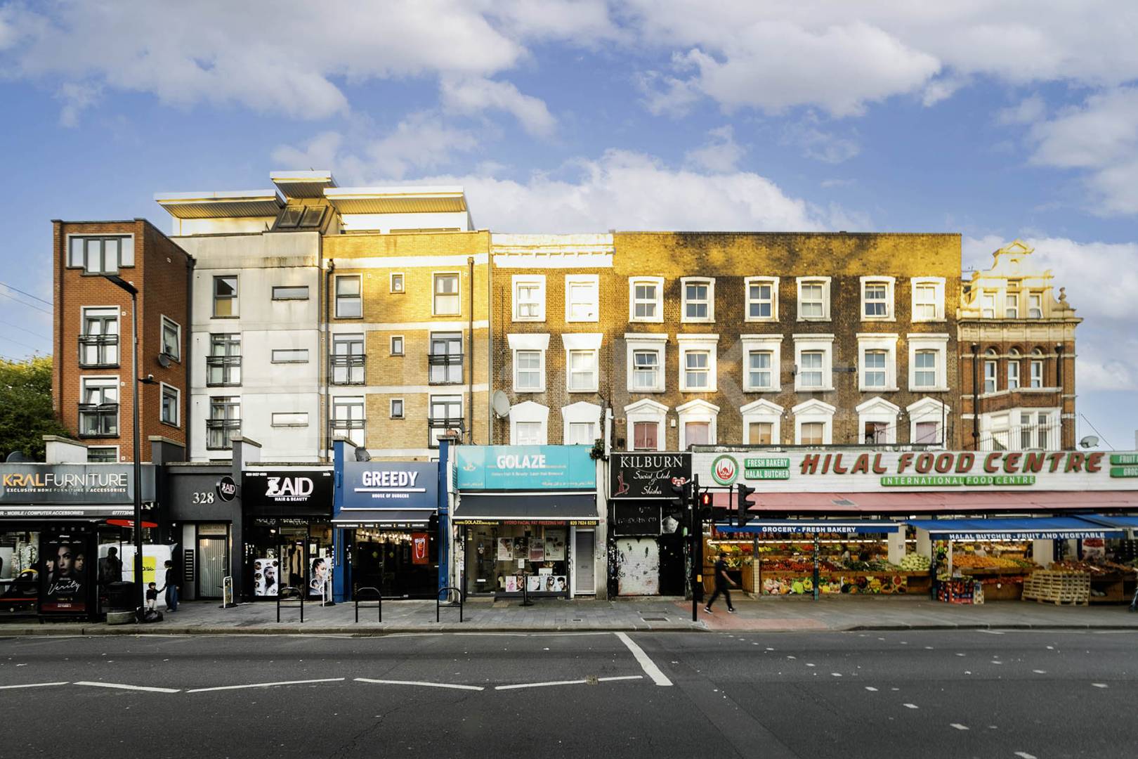 Situated on Kilburn High Road, this well-presented two-bedroom apartment offers spacious and modern living with excellent access to West Hampstead and the surrounding area.The property is offered furnished and features a large open-plan reception roo Kilburn High Road, London, NW6,  London