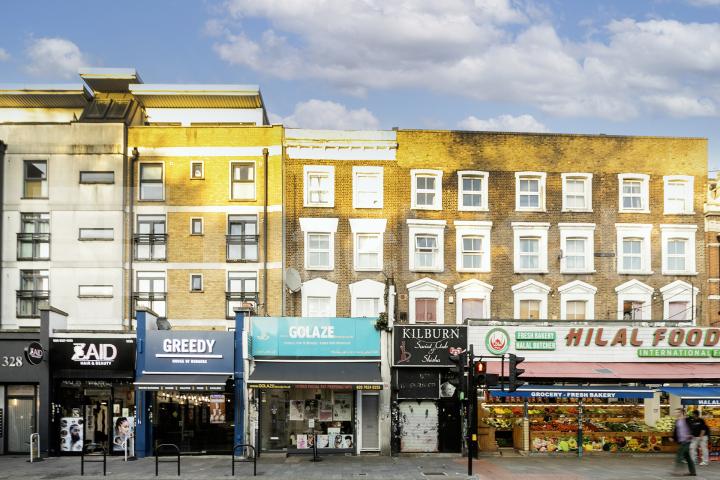 Situated on Kilburn High Road, this well-presented two-bedroom apartment offers spacious and modern living with excellent access to West Hampstead and the surrounding area.The property is offered furnished and features a large open-plan reception roo Kilburn High Road, London, NW6,  London