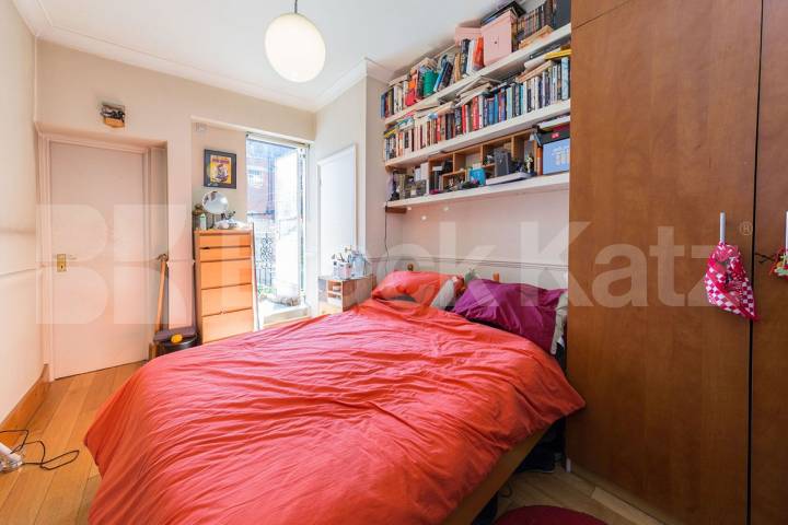 Located in the heart of Crouch End close to an array of amenities Broadway Parade, Crouch End