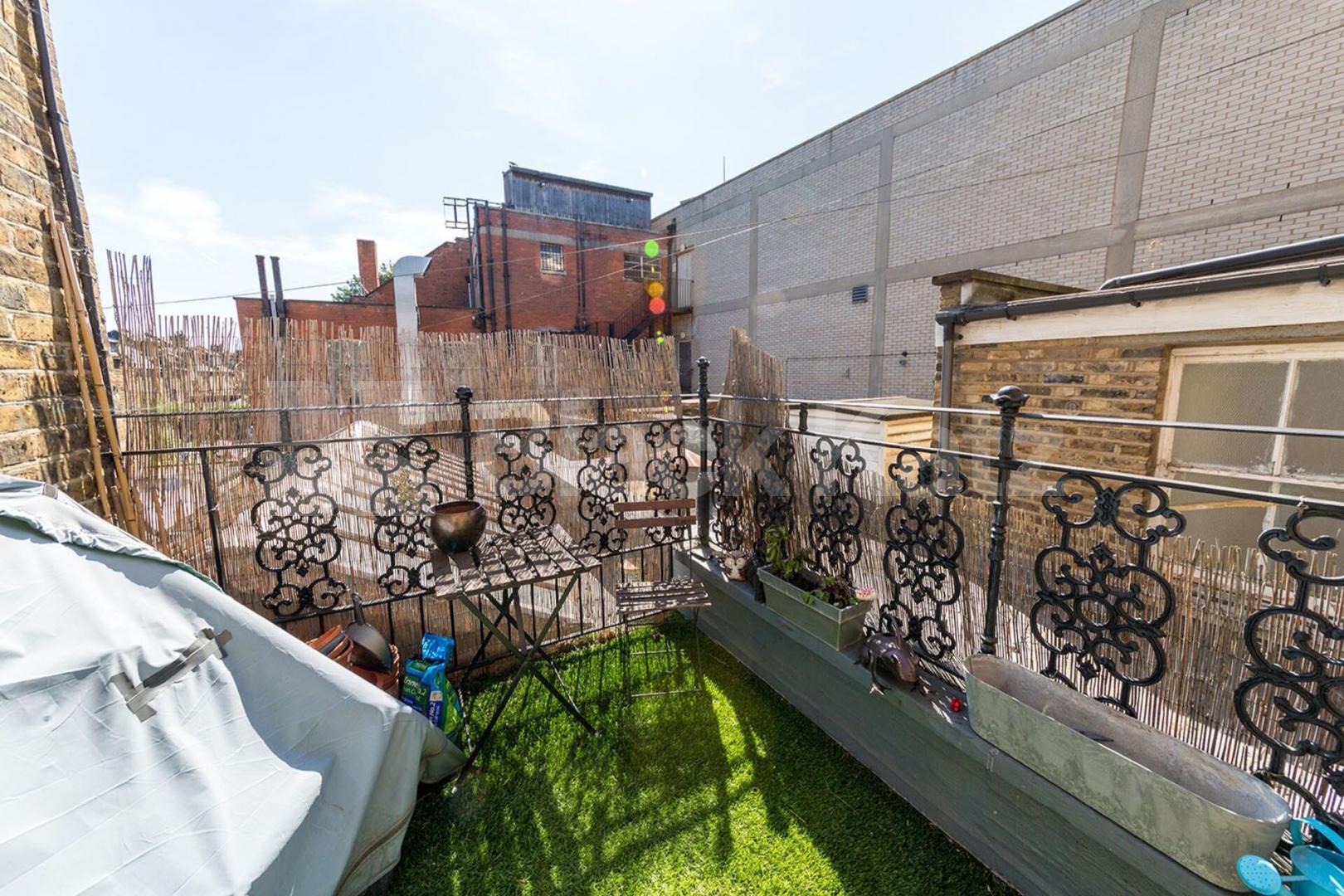 Located in the heart of Crouch End close to an array of amenities Broadway Parade, Crouch End