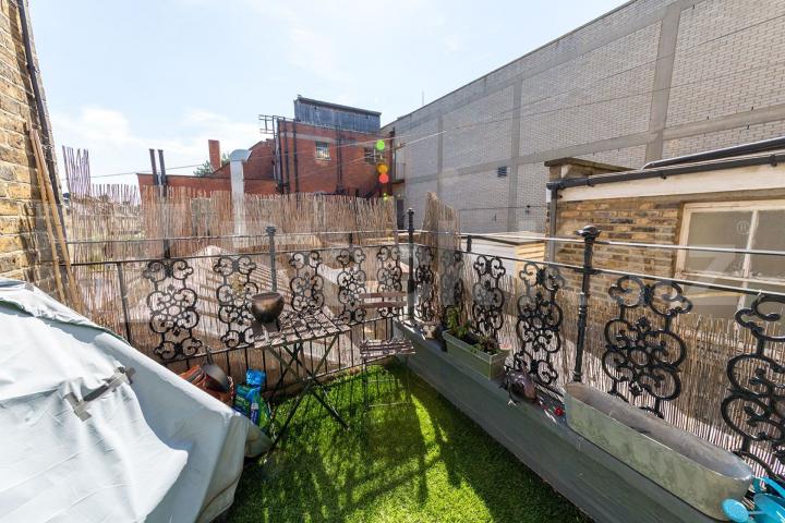 Located in the heart of Crouch End close to an array of amenities Broadway Parade, Crouch End