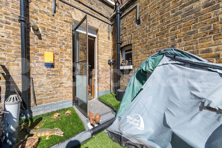 Located in the heart of Crouch End close to an array of amenities Broadway Parade, Crouch End